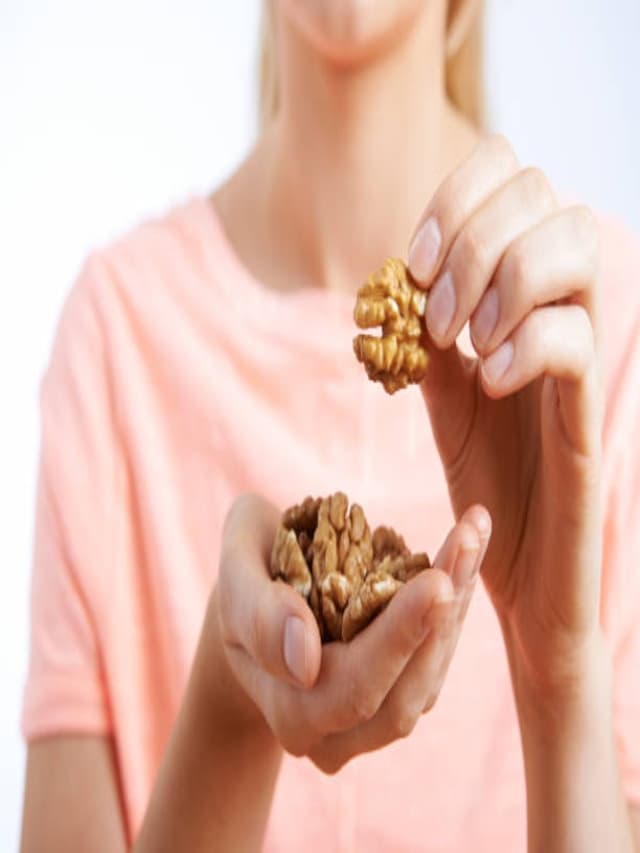 Walnut Benefits : पोषक तत्वों से भरपूर अखरोट महिलाओं की सेहत के लिए है फायदेमंद, कई प्रॉब्लम्स करता है दूर
