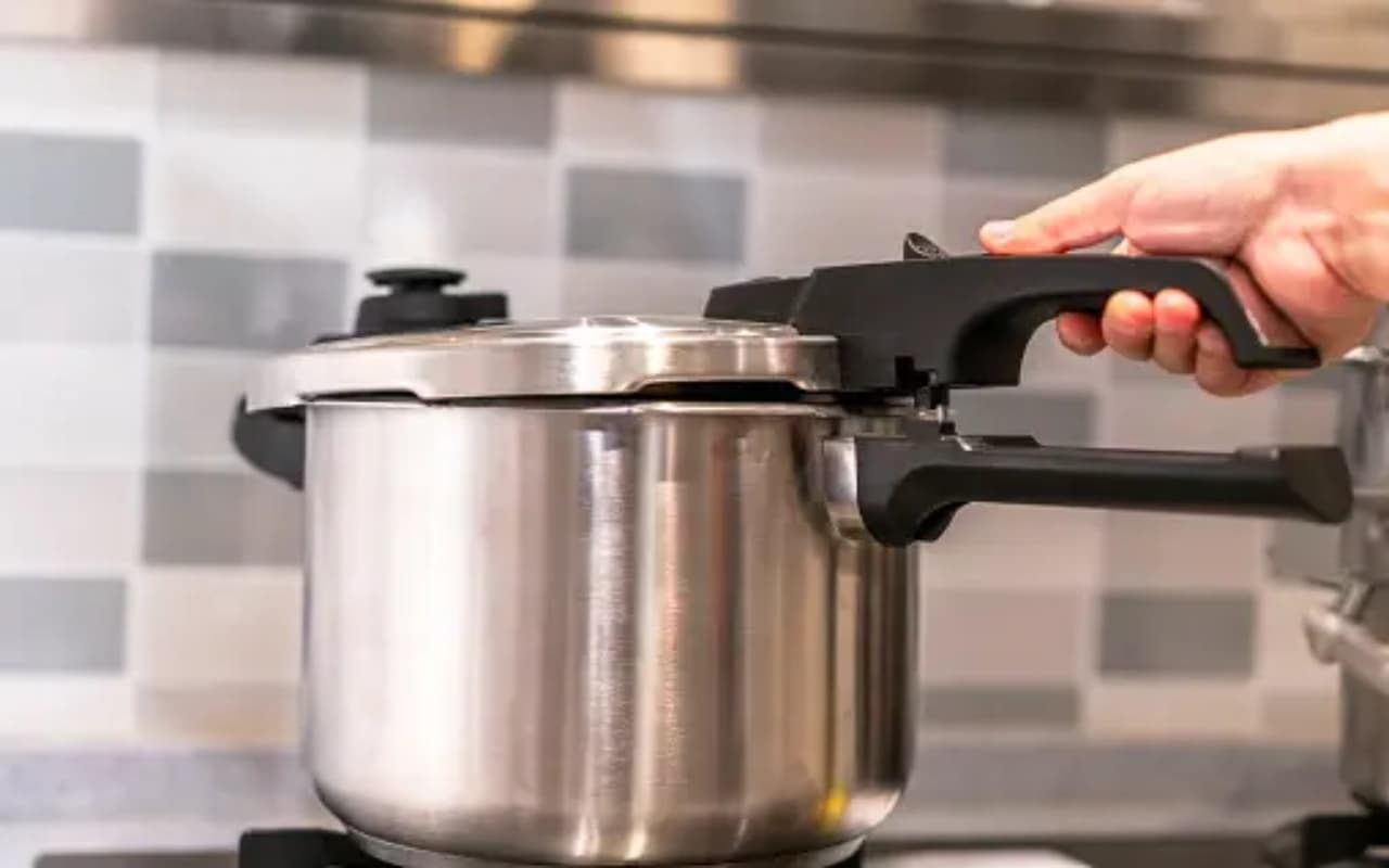 Tips and Tricks: प्रेशर कुकर में बना रहे हैं खाना, तो इन बातों का जरूर रखें ध्यान, वरना हो सकता है Explosion