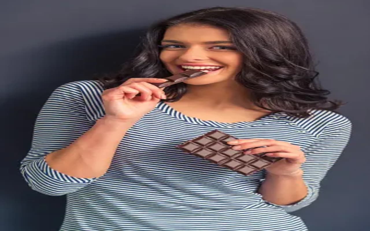 पीरियड्स में चॉकलेट खाने का क्या होता है असर? जानें क्या सच में मिलती है राहत!