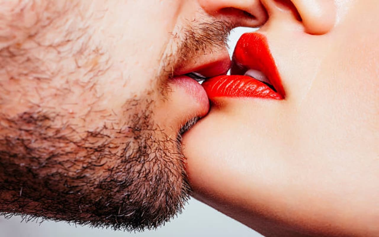 Happy Kiss Day 2023: तेरे होंठो को चुमा तो एहसास हुआ. . . किस डे पर इन शब्दों से करें अपने पार्टनर को इंप्रेस