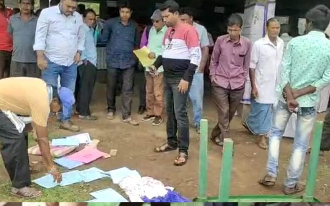 Duare Sarkar Camp: TMC नेताओं और बिजली विभाग के बीच झड़प, फेंके गए कुर्सी-टेबल, जानें पूरा मामला