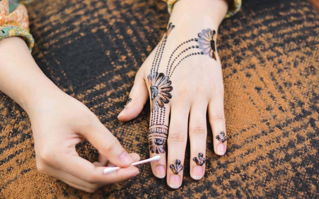 Mehndi Designs: नया डिजाइन लगाने के लिए हटाना है पुरानी मेहंदी का दाग, तो आजमाएं ये टिप्स, हाथ हो जाएगा साफ