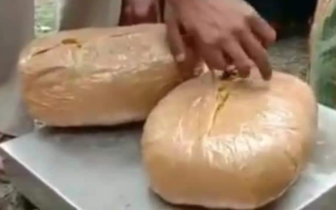 बर्दवान बस स्टैंड पर पुलिस ने सरकारी बस से 34 किलो गांजा के साथ एक तस्कर को किया गिरफ्तार