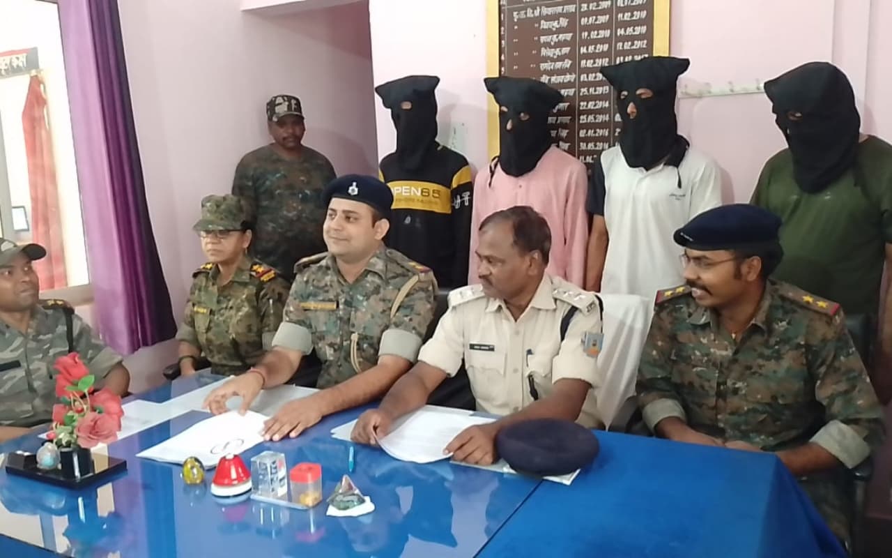 लातेहार : सामूहिक दुष्कर्म के चार आरोपी गिरफ्तार, दोस्त का कपड़ा लौटाने गढ़वा गयी थी दोनों नाबालिग