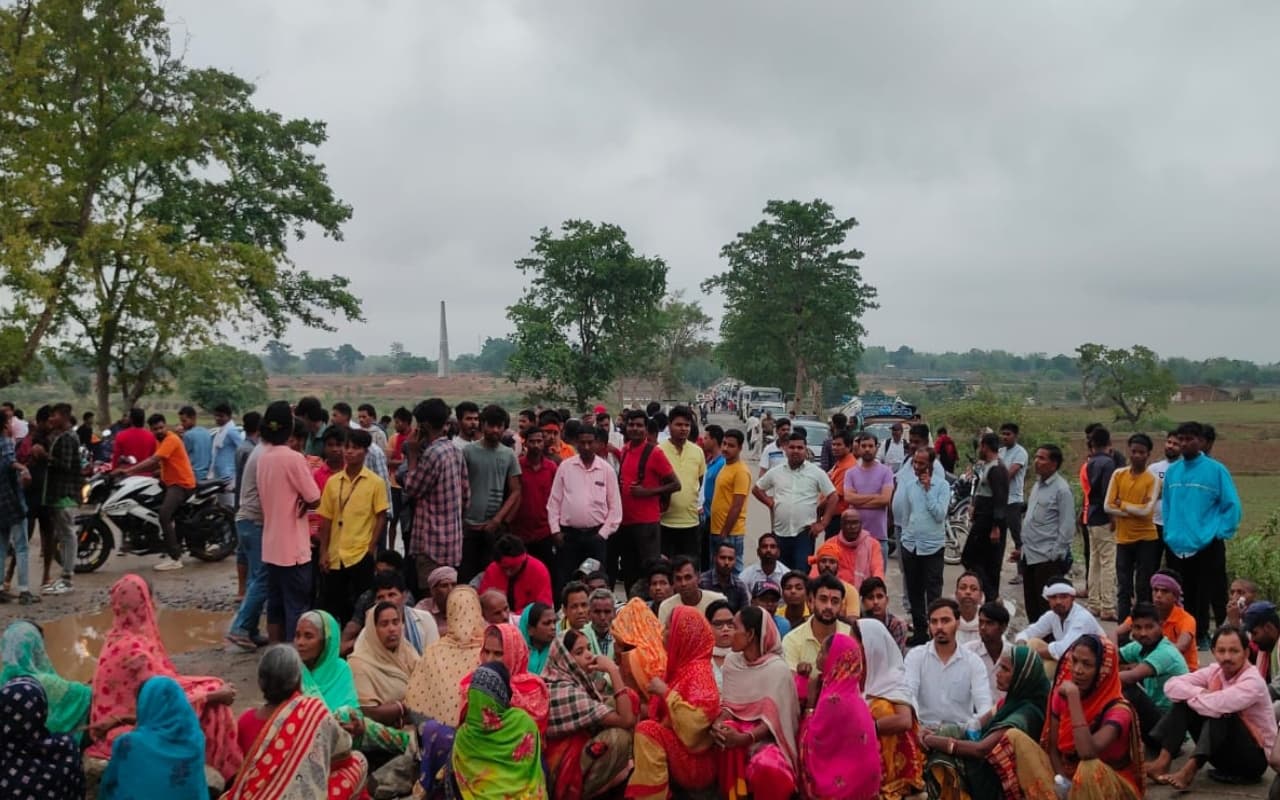 गुमला : RKD कंपनी के प्लांट में दो मजदूरों की मौत, उग्र लोगों ने किया तोड़फोड़, सड़क जाम