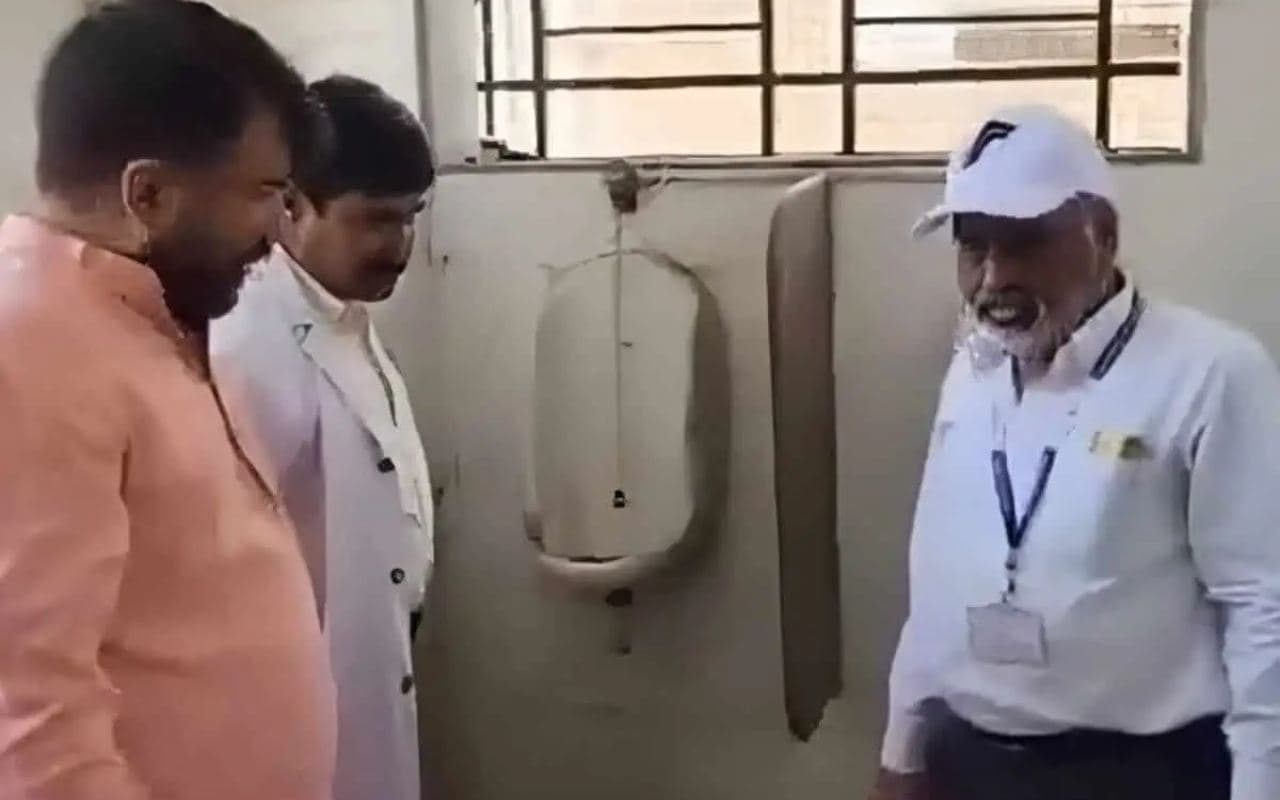 अस्पताल के डीन से साफ कराया शौचालय! शिवसेना सांसद के खिलाफ FIR दर्ज