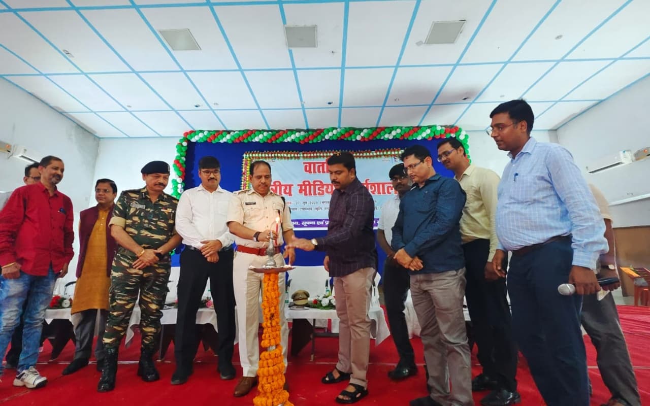 पलामू : मेदिनीनगर में सरकार की नौ वर्ष की उपलब्धियों पर कार्यशाला 'वार्तालाप' का आयोजन