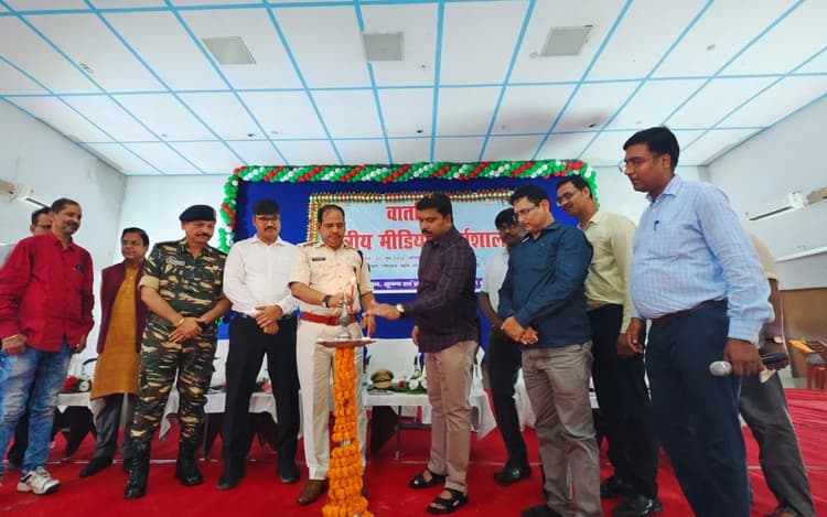 पलामू : मेदिनीनगर में सरकार की नौ वर्ष की उपलब्धियों पर कार्यशाला 'वार्तालाप' का आयोजन