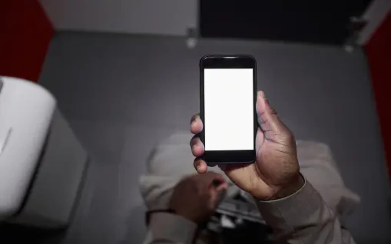 Phone Addiction: क्या आपको भी टॉयलेट में फोन यूज करने की है आदत ? हो सकते हैं बीमार !
