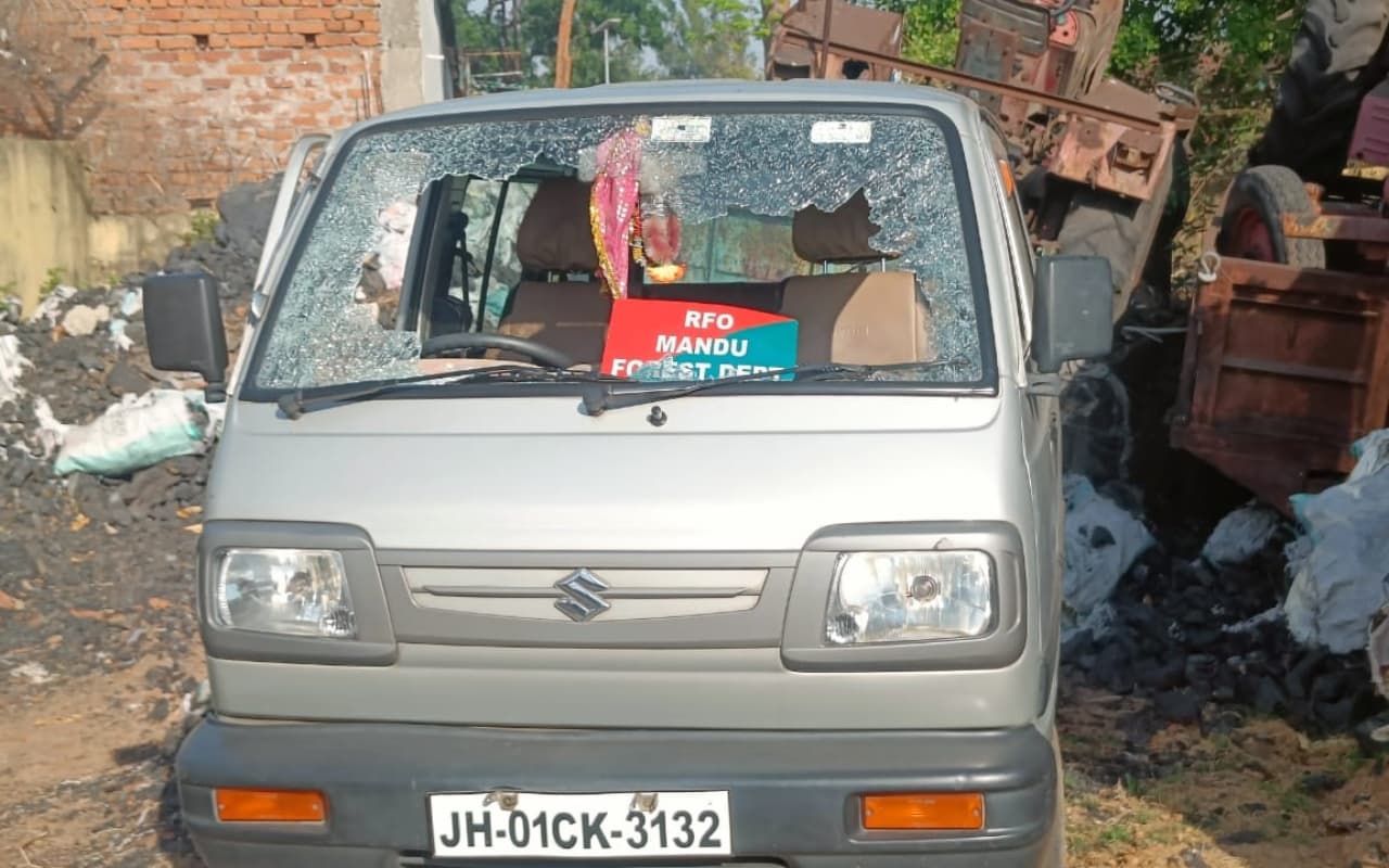 कोयला तस्करों के द्वारा मांडू रेंजर पर जानलेवा हमला, कार क्षतिग्रस्त, बाल-बाल बचे रेंजर