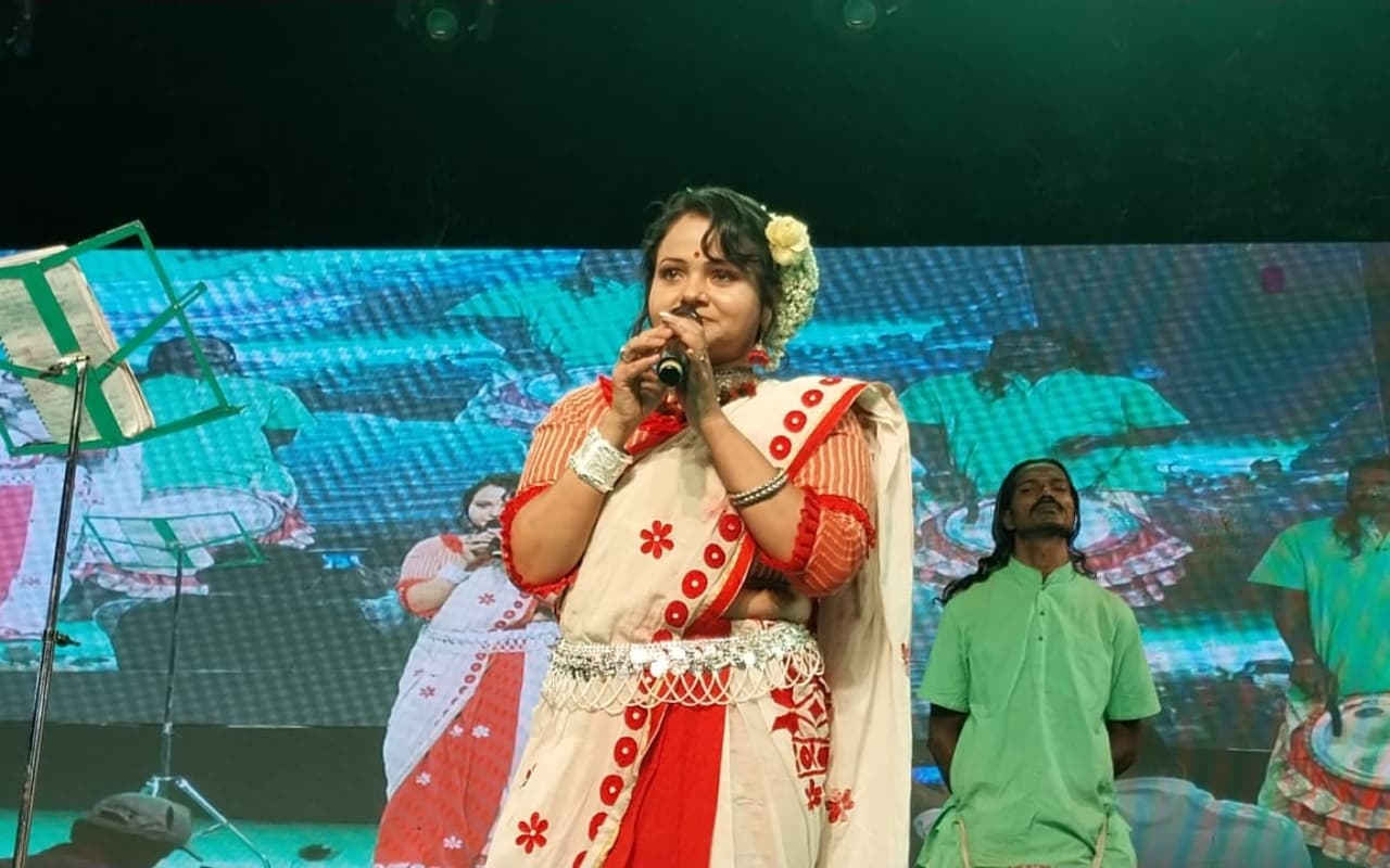 मधुश्री हातियाल के झूमर की स्वरलहरियों पर झूमे दर्शक, झूमर संगीत बचाने में जुटी हैं मधुश्री