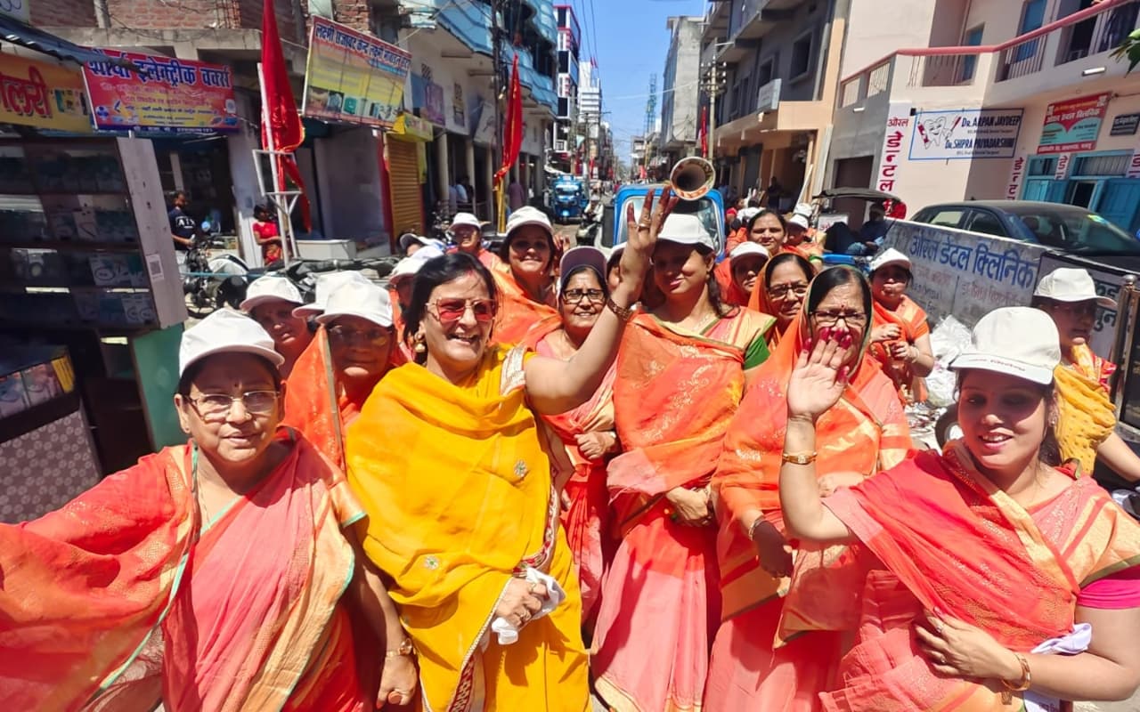 PHOTOS: पलामू में महावीर जयंती पर निकली भव्य शोभायात्रा, आकर्षण का केंद्र रहे चांदी के घोड़े