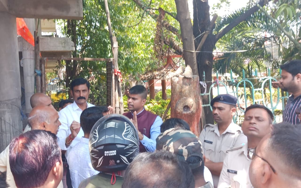 गुमला : मंदिर परिसर में बनी दुकान को सील करने पहुंचा प्रशासन, विरोध के बाद वापस लौटे अधिकारी