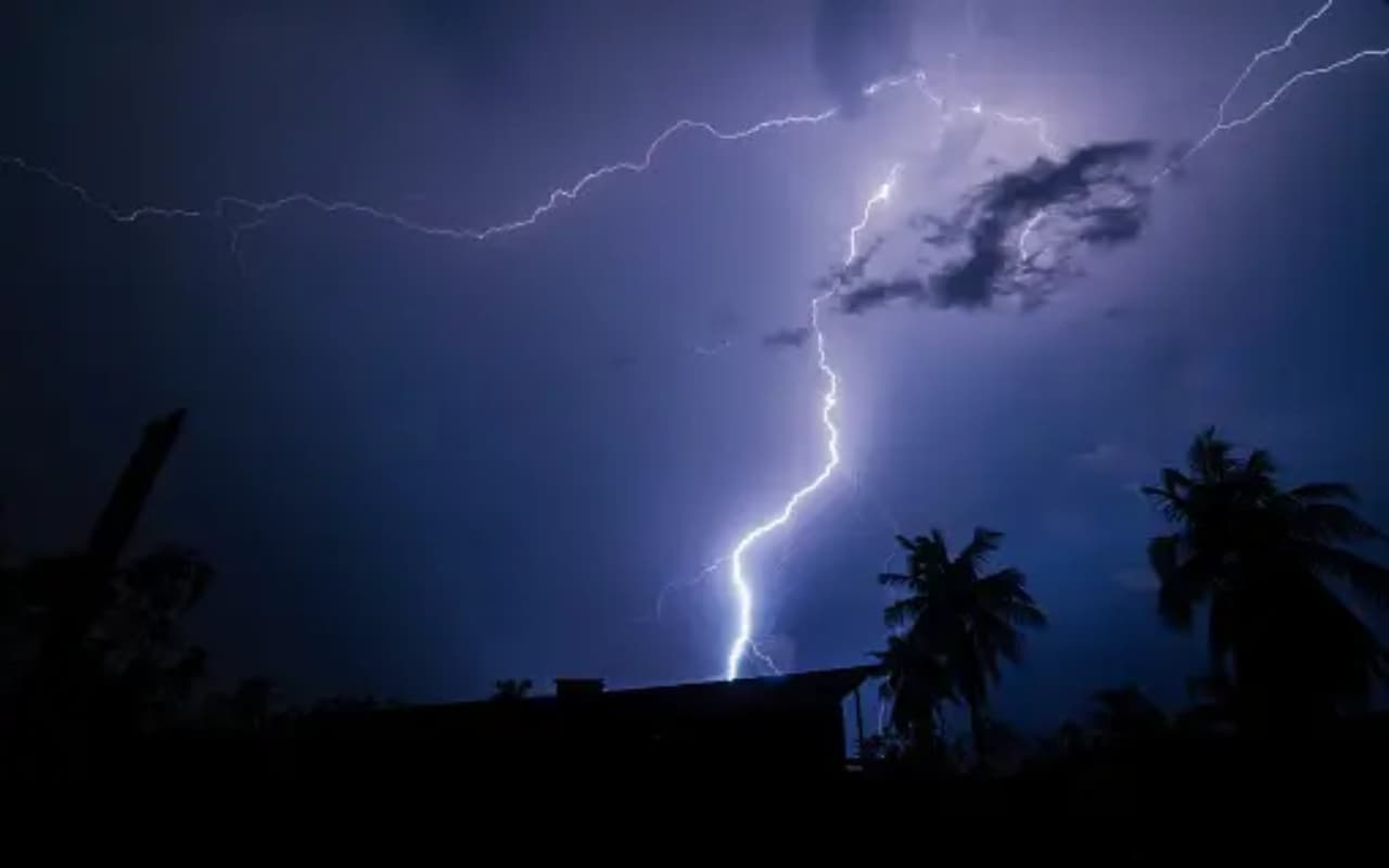 रांची के नकटा पहाड़ पर गिरा ठनका, दो पर्यटकों की मौत, छह घायल