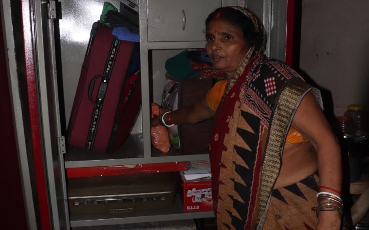 जमशेदपुर : महिला के हाथ-पैर बांधकर तीन अपराधियों ने लूटे जेवरात और नकद, शोर करने पर की मारपीट