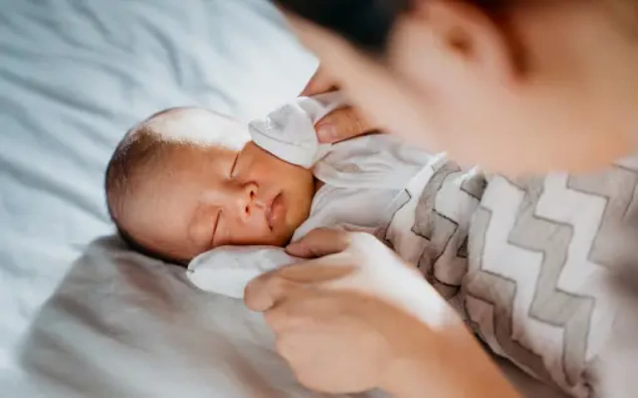 Monsoon Baby Care Tips: नवजात का है पहला मानसून, ऐसे करें खास केयर