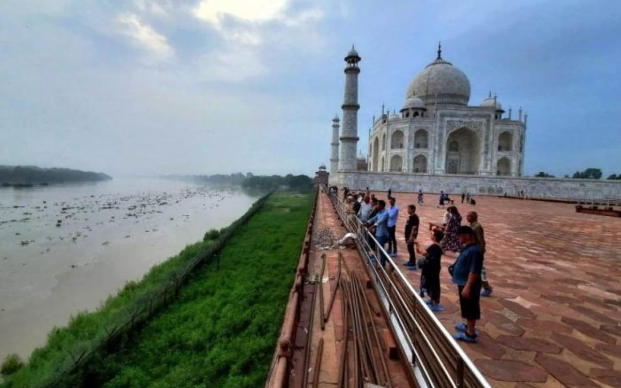 यमुना का पानी पहुंचा ताजमहल, दिल्ली की स्थिति पर BJP ने लगाए केजरीवाल सरकार पर आरोप