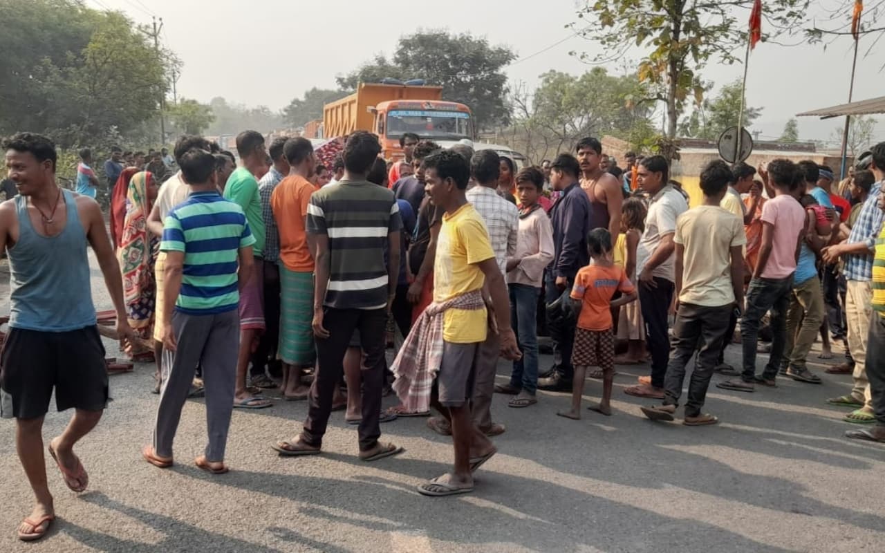 चांडिल में जंगली हाथियों का आतंक जारी, आक्रोशित ग्रामीणों ने किया सड़क जाम