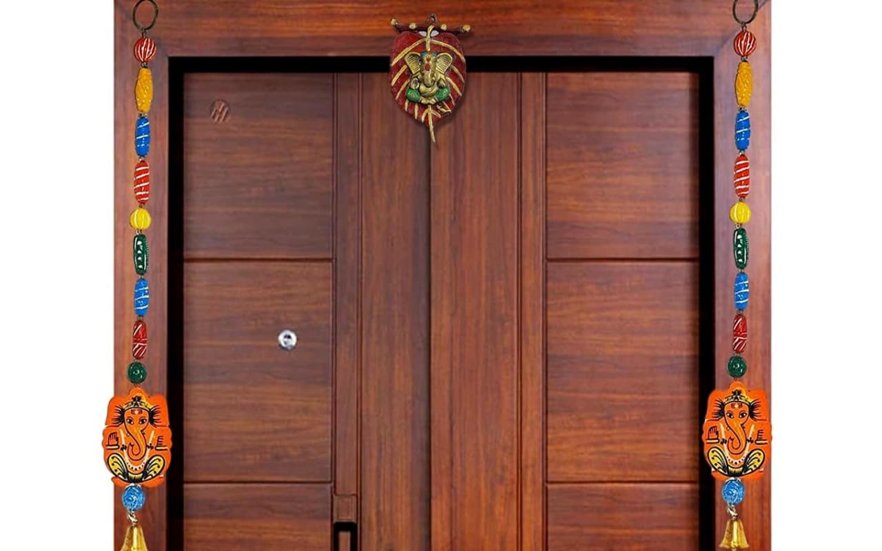 Vastu Tips: घर के मुख्य द्वार पर रखें ये 5 चीजें, आएगी सुख-समृद्धि व बरसेगा धन