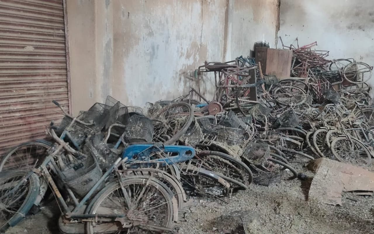 गुमला : छात्राएं कर रही साइकिल का इंतजार, साल 2017 से लैंपस में सड़ रही लड़कियों की उड़ान!