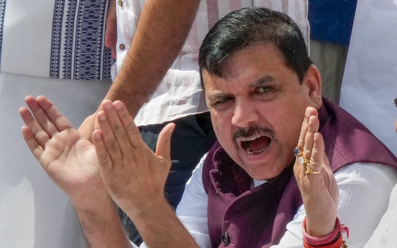 PHOTOS : संजय सिंह के निलंबन और मणिपुर मुद्दे पर विपक्ष का हल्ला-बोल, रात भर धरना पर बैठेंगे कई नेता!