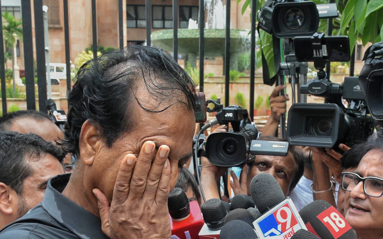 PHOTOS: राजस्थान विधानसभा के बाहर हाई-वोल्टेज ड्रामा, रोते नजर आए बर्खास्त मंत्री राजेंद्र गुढ़ा