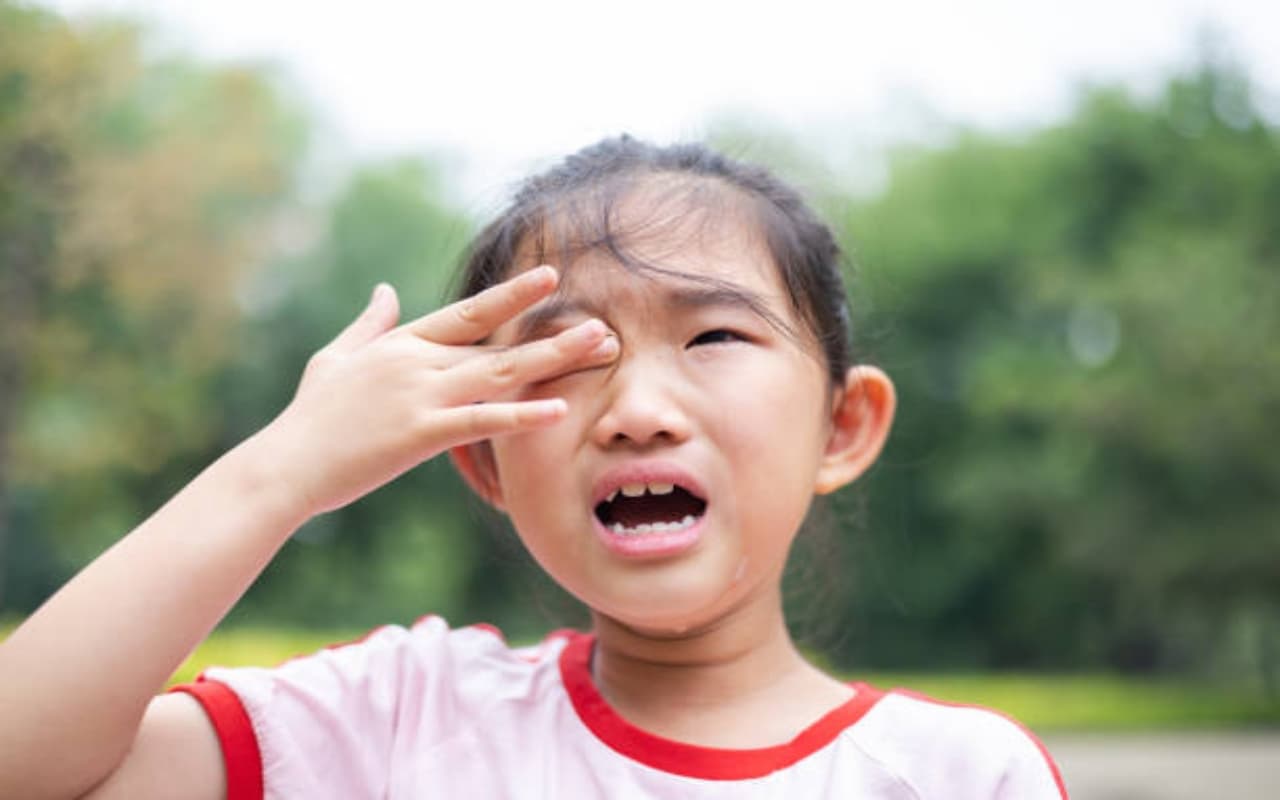 Eye Dryness: क्या आंखों की ड्राइनेस से जूझ रहा है आपका बच्चा, जानिए कैसे दूर होगी परेशानी.