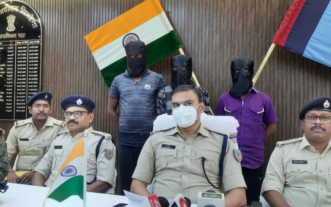 सिमडेगा : 3 PLFI उग्रवादियों को पुलिस ने किया गिरफ्तार, पोकलेन को किया था आग के हवाले