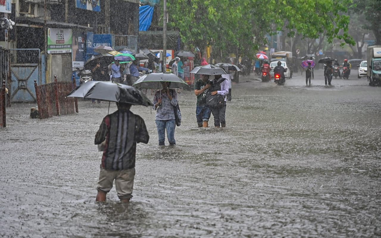 PHOTOS : महाराष्ट्र के कई हिस्सों में लगातार बारिश का कहर जारी, बस और लोकल रेल सेवा ठप