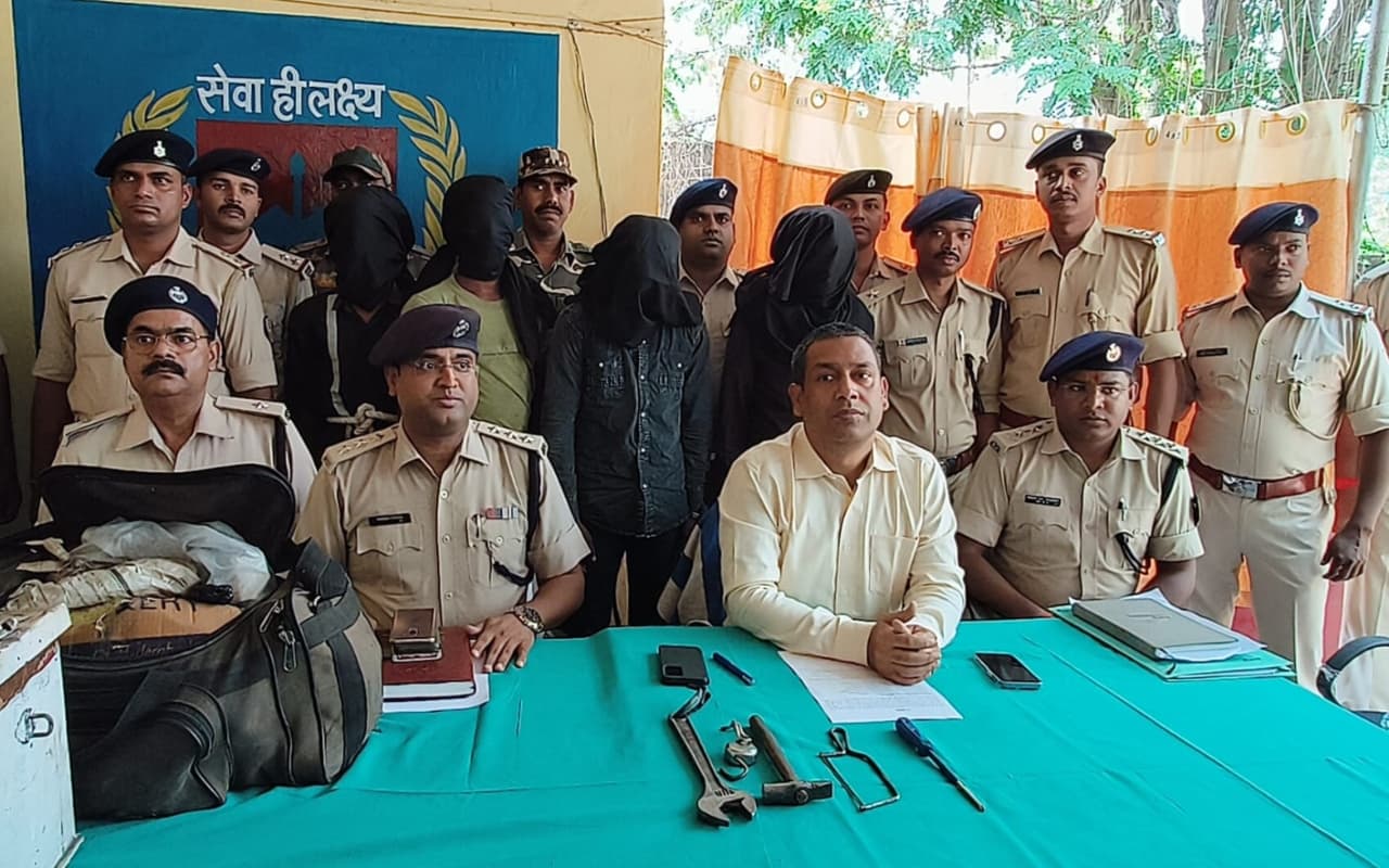 बोकारो : मंदिरों में चोरी कर पुलिस के नाक में दम करने वाले चार अपराधी हुए गिरफ्तार