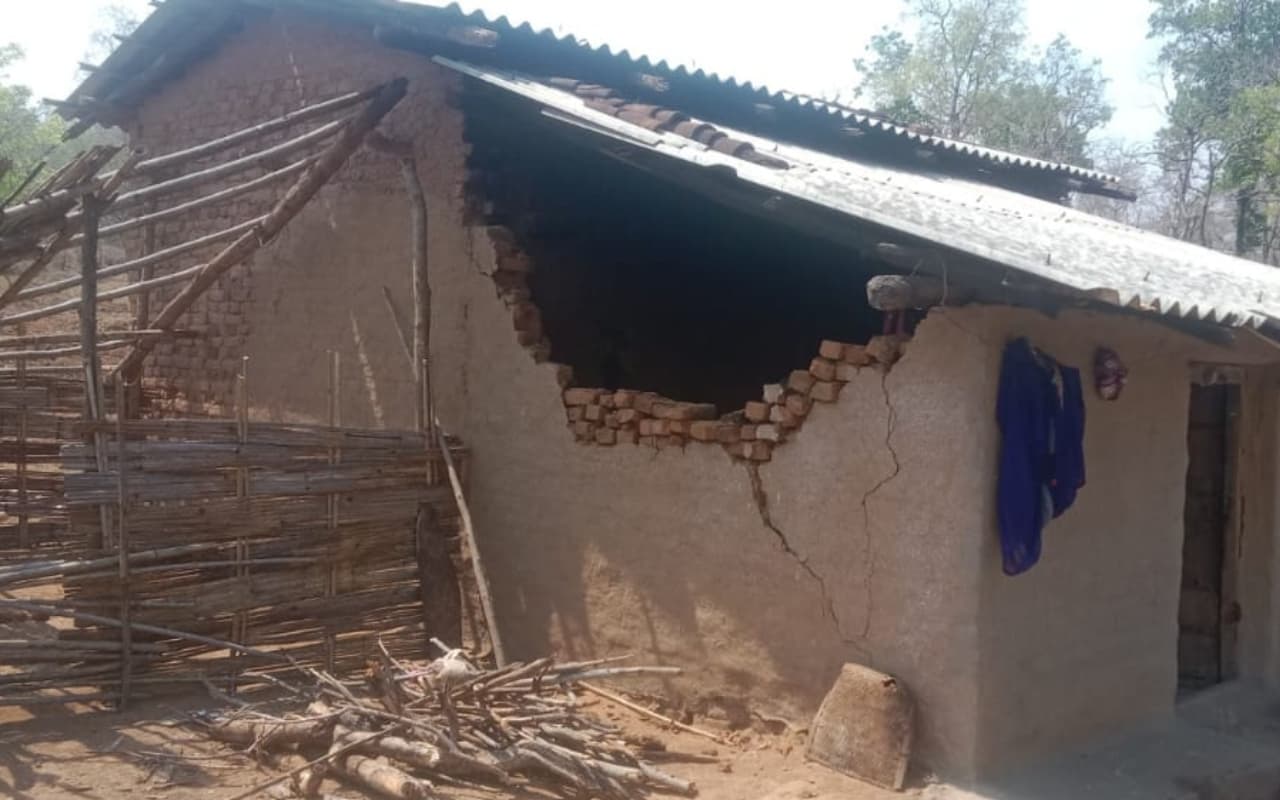 VIDEO: मेघालय में सीएम ऑफिस पर भीड़ ने किया हमला, पथराव में पांच सुरक्षाकर्मी घायल