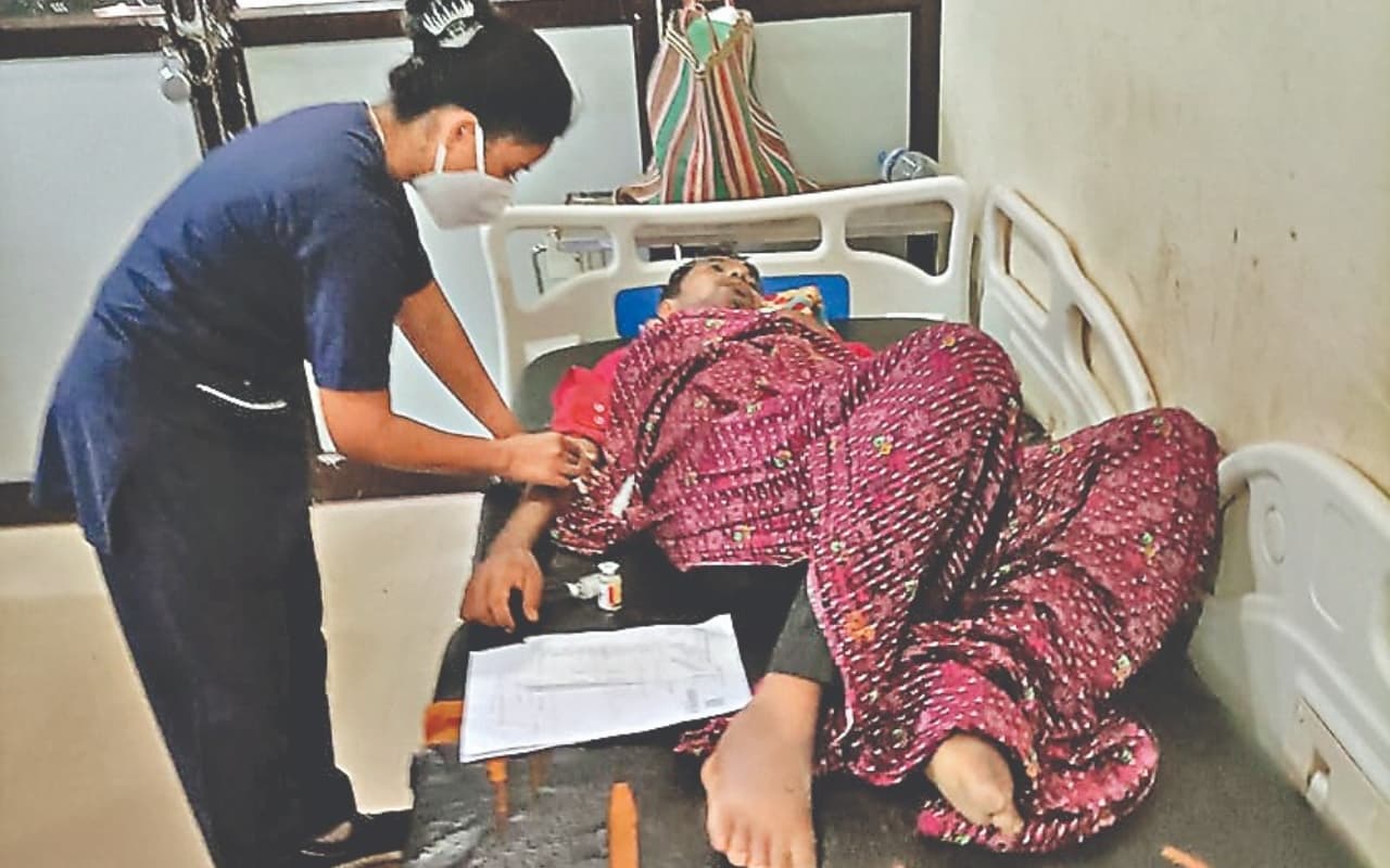 रिम्स शासी परिषद के फैसले ताक पर! अलग-अलग रंग की तो छोड़िये, सभी मरीजों को चादर भी नहीं मिल रही
