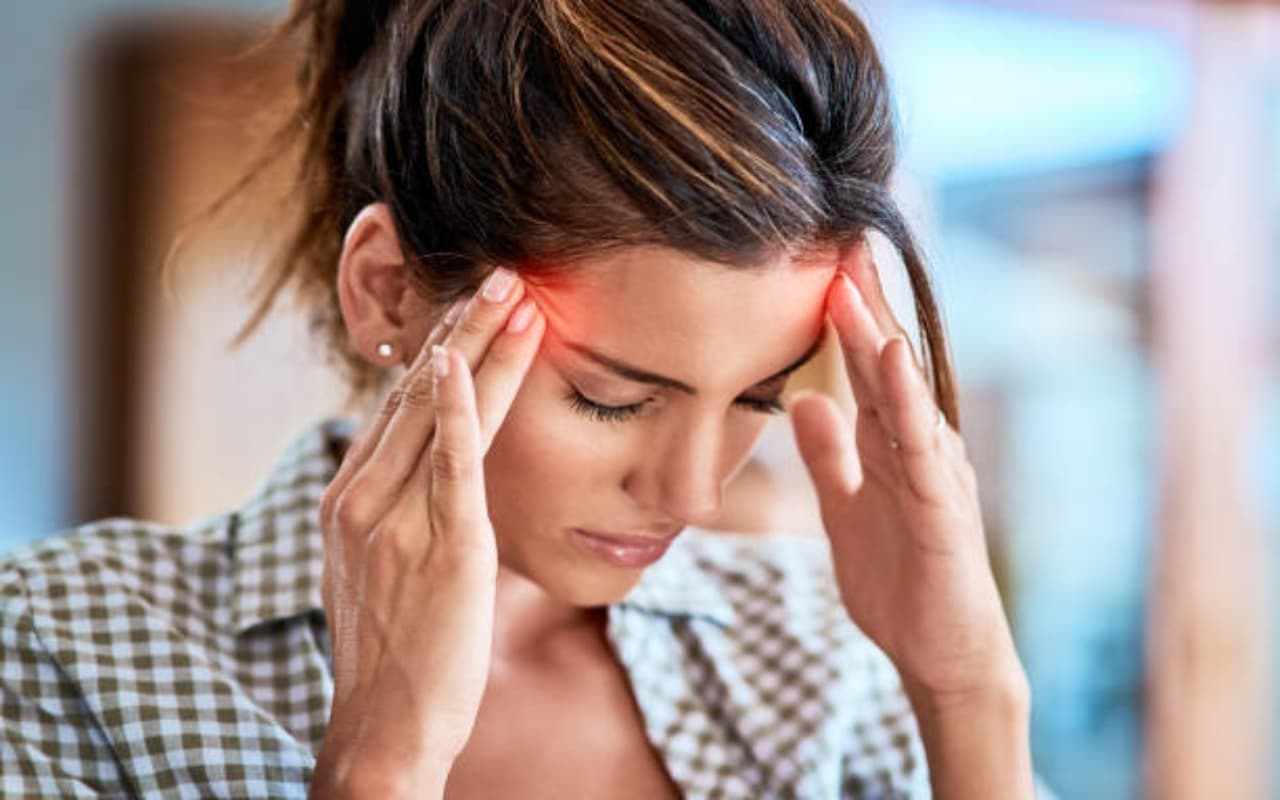 Health Tips: मौसम बदलते ही सिर दर्द करने लगा बेचैन, आजमाएं राहत भरे टिप्स