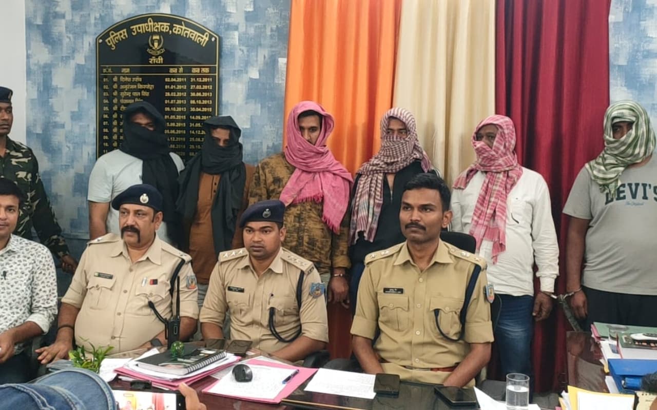 Shootout In Ranchi: किशोरगंज के गोलीकांड मामले में 6 आरोपी गिरफ्तार, पिस्टल और खोखा बरामद Shootout In Ranchi: किशोरगंज के गोलीकांड मामले में 6 आरोपी गिरफ्तार, पिस्टल और खोखा बरामद
