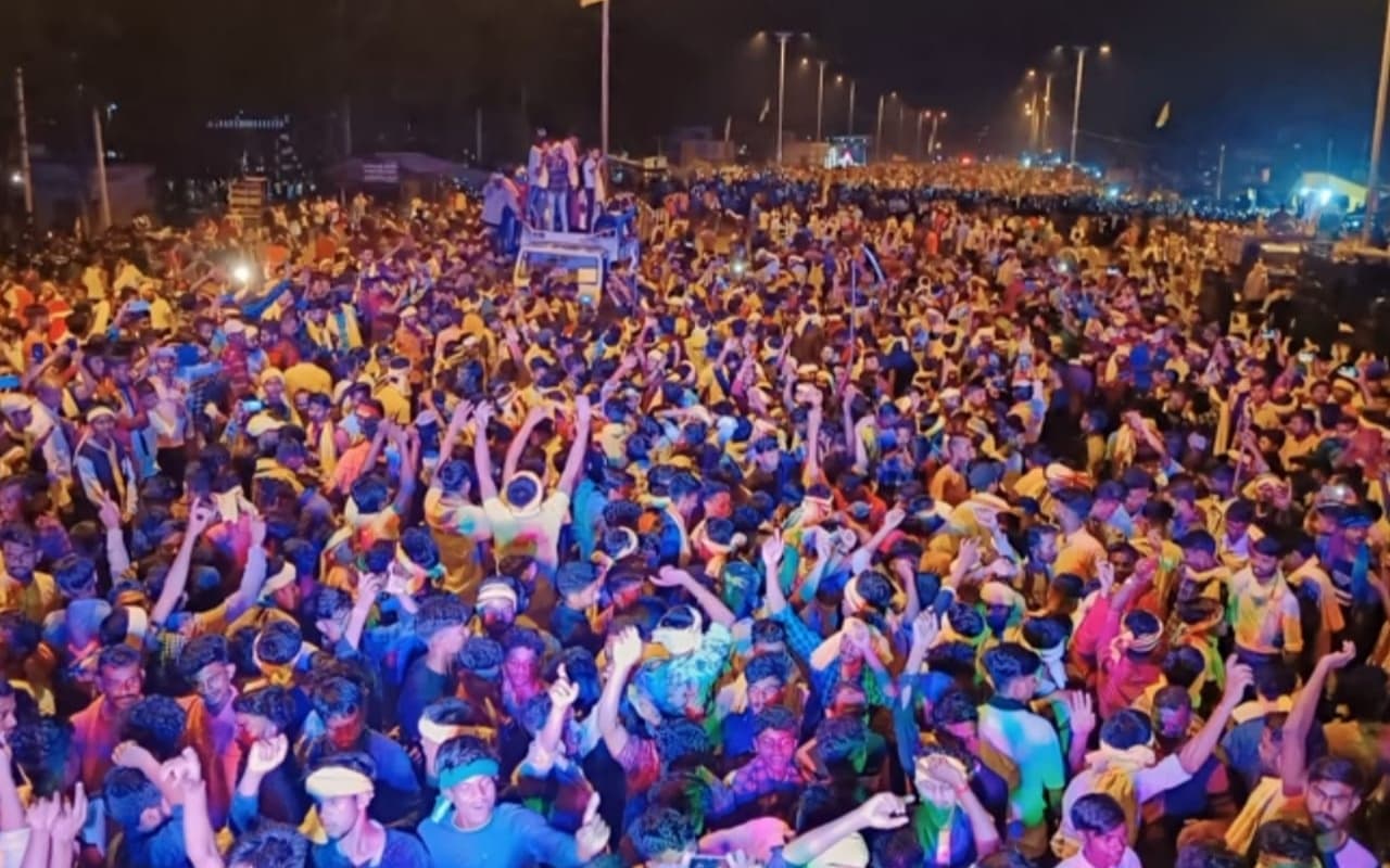 कुड़मी आंदोलन : आंदोलनकारी आर-पार के मूड में, सड़कें व रेल पटरियां जाम, पुलिस वाहन में तोड़फोड़