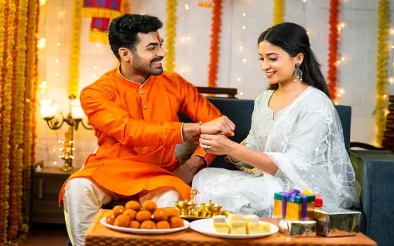Raksha Bandhan Gift Idea: रक्षाबंधन पर बहनों को बनाएं आर्थिक रुप से सशक्त, इस बार दें ये फाइनेंसियल गिफ्ट