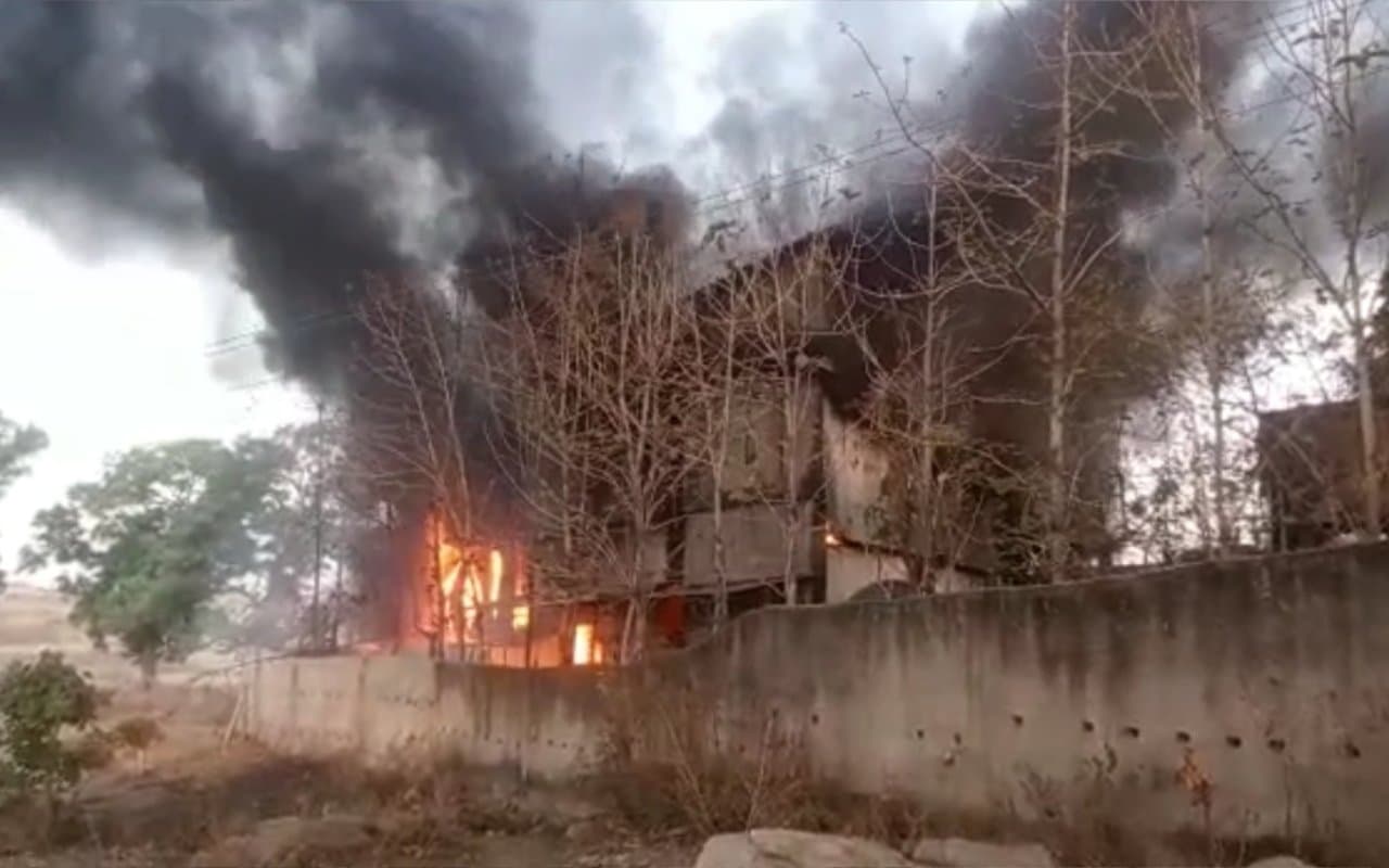 रांची के अनगड़ा में लगी भीषण आग, धूं-धूं कर जली पानी टंकी फैक्ट्री, Video