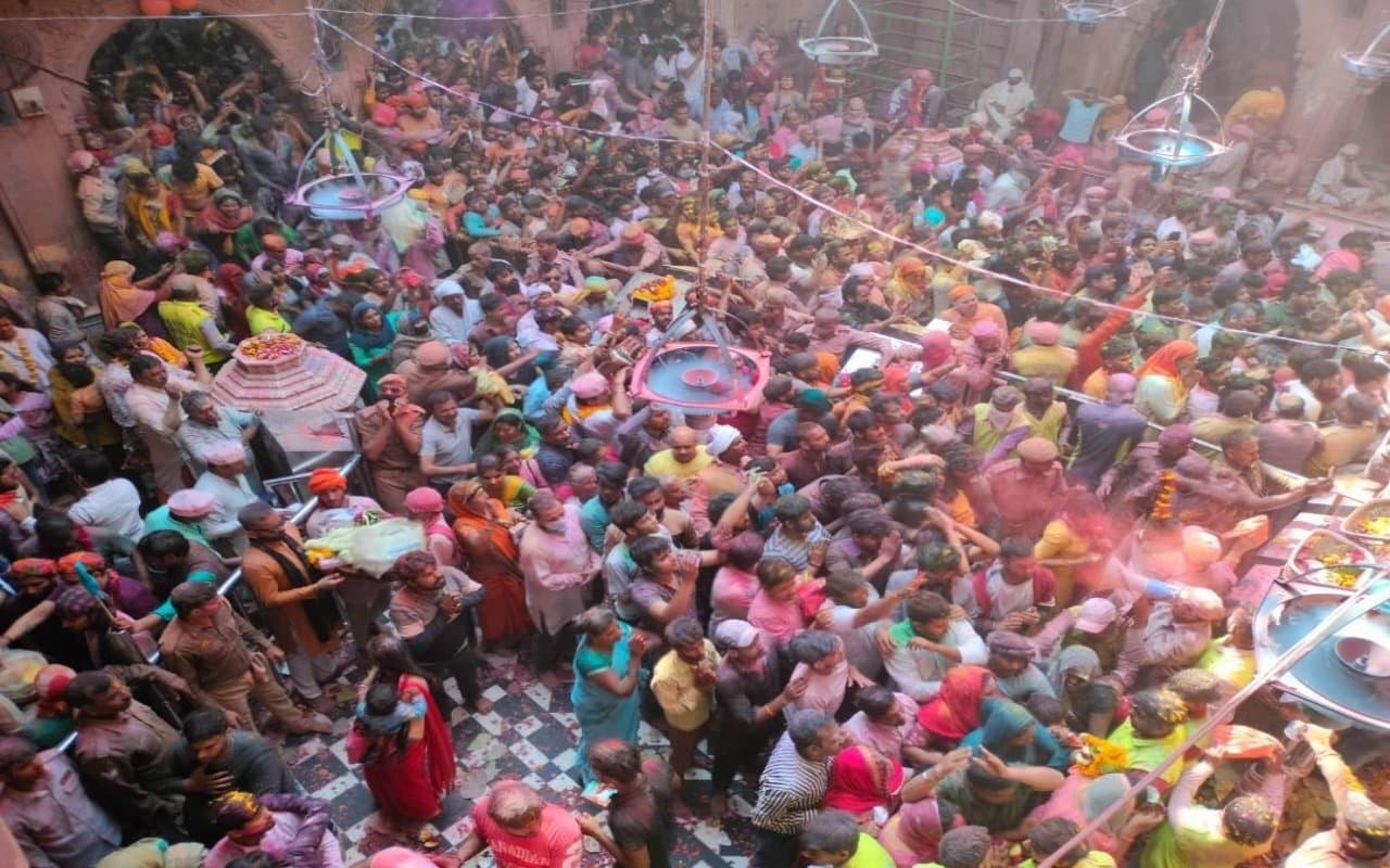 UP News : मथुरा के बांकेबिहारी मंदिर के पास गिरी इमारत के मालिक के खिलाफ एफआईआर, कई मकानों को नोटिस जारी