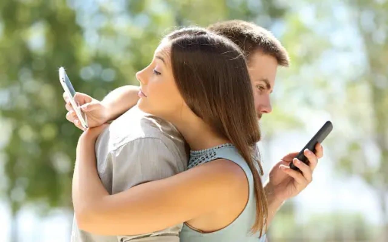 Relationship: आपका पार्टनर डेटिंग ऐप्प के जरिए दे रहा है आपको धोखा? इन 5 तरीकों से पता करें सच्चाई