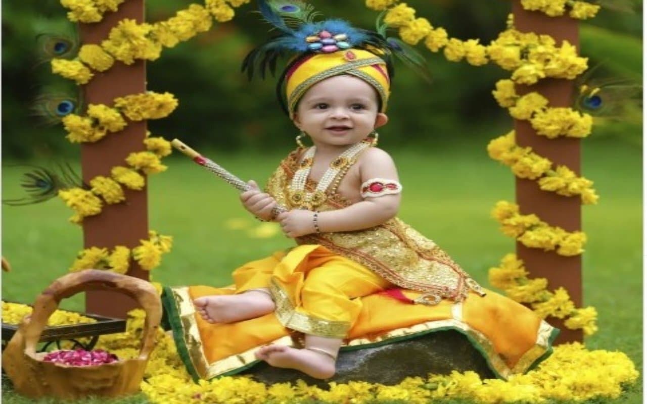 Krishna Chalisa:  घर-घर में बजने लगी कान्हा की बधाइयां, श्रीकृष्ण चालीसा के बिना कान्हा की पूजा रहेगी अधूरी