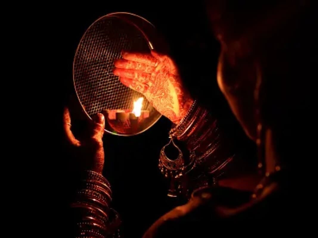 Karwa Chauth: रांची में भी सजना के लिए सज रही हैं महिलाएं