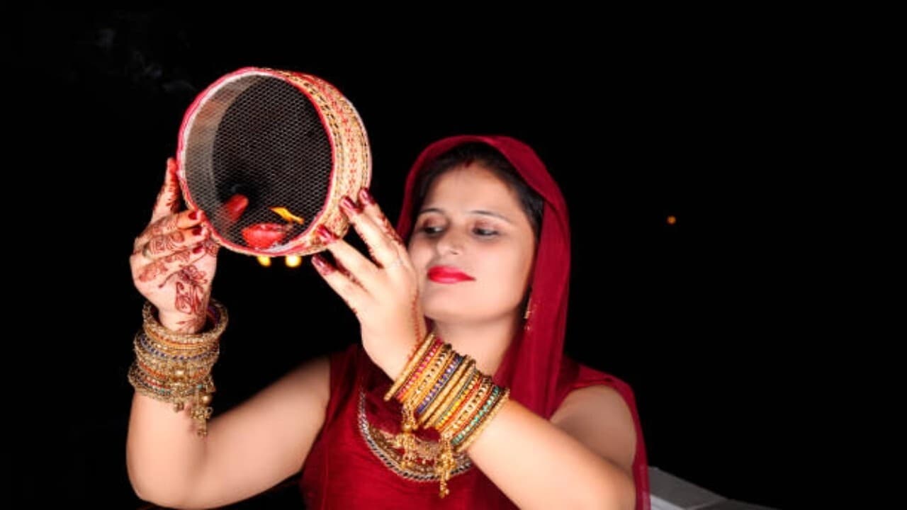 Karwa Chauth 2023: सर्वार्थ सिद्धि योग में होगी करवा चौथ पर चंद्रमा की पूजा, जानें अर्घ्य और पारण का सही समय