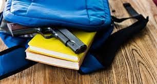 बैग में पिस्टल और कारतूस लेकर स्कूल पहुंचा 10वीं का छात्र, छात्रों में हड़कंप, शिक्षक हैरान