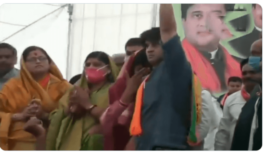 भाजपा नेत्री इमरती देवी ज्योतिरादित्य सिंधिया के सामने फूट-फूट कर रोईं, कमलनाथ के तीखे बयानों का कर रहीं हैं सामना