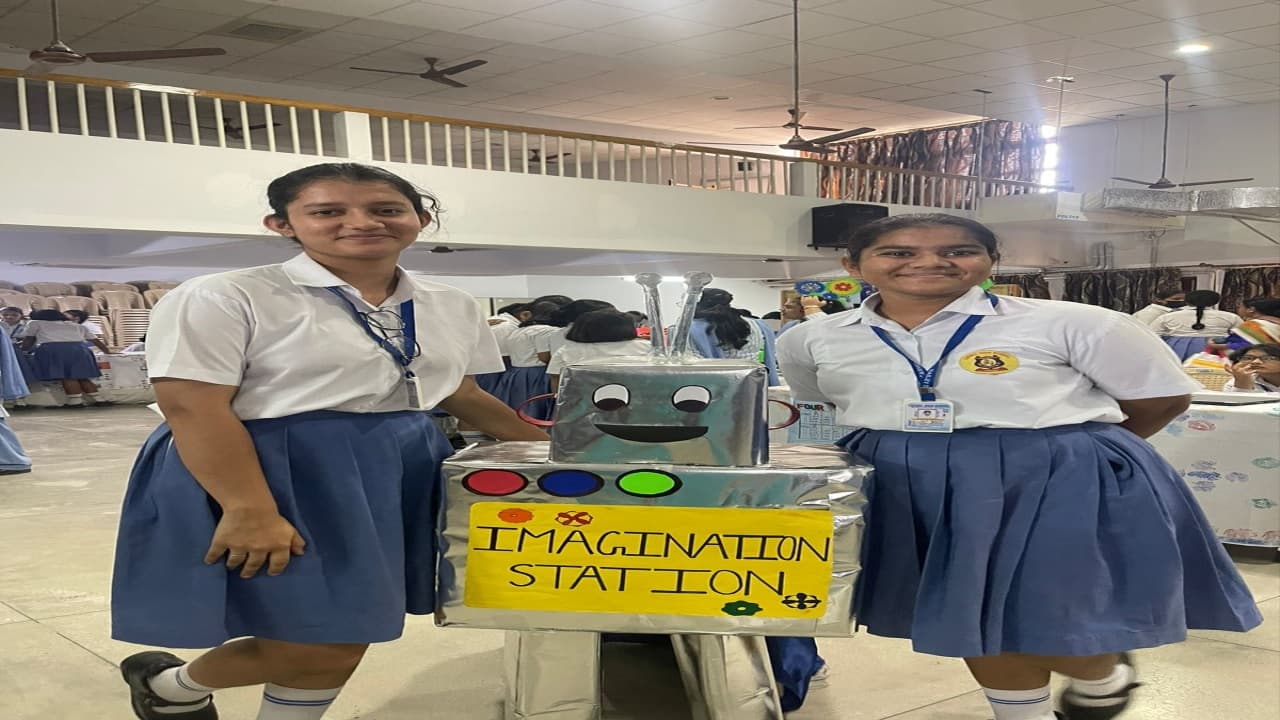 बिहार: स्कूल में कृत्रिम रोबोटिक्स विषय पर प्रदर्शनी का आयोजन, बच्चों ने तैयार किए खास मॉडल, देखें तस्वीरें