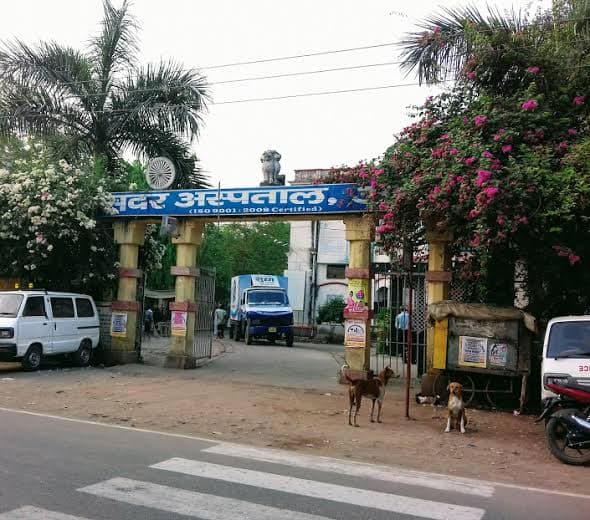 300 बेडवाले आरा सदर अस्पताल के कई विभागों में डॉक्टर नहीं, पटना रेफर हो रहे इएनटी, न्यूरोलॉजी और यूरोलॉजी के मरीज