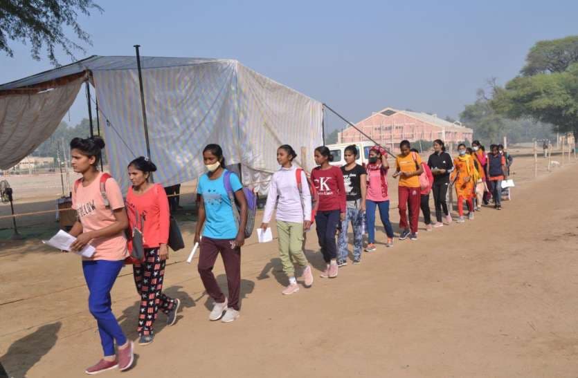 नक्सल क्षेत्र की बेटियों में बढ़ा सेना में जाने का जुनून, सूरज उगने से पहले ही मैदान में बहाती हैं पसीना