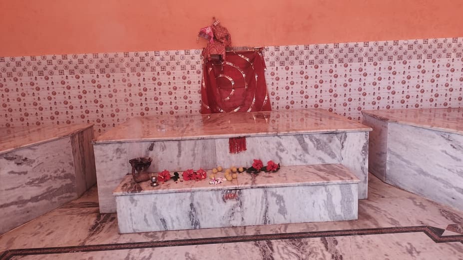 Durga puja: इस दुर्गा मंदिर में 1950 से होती आ रही है पूजा, पिंडी दर्शन के लिए दूर-दूर से आते हैं भक्त