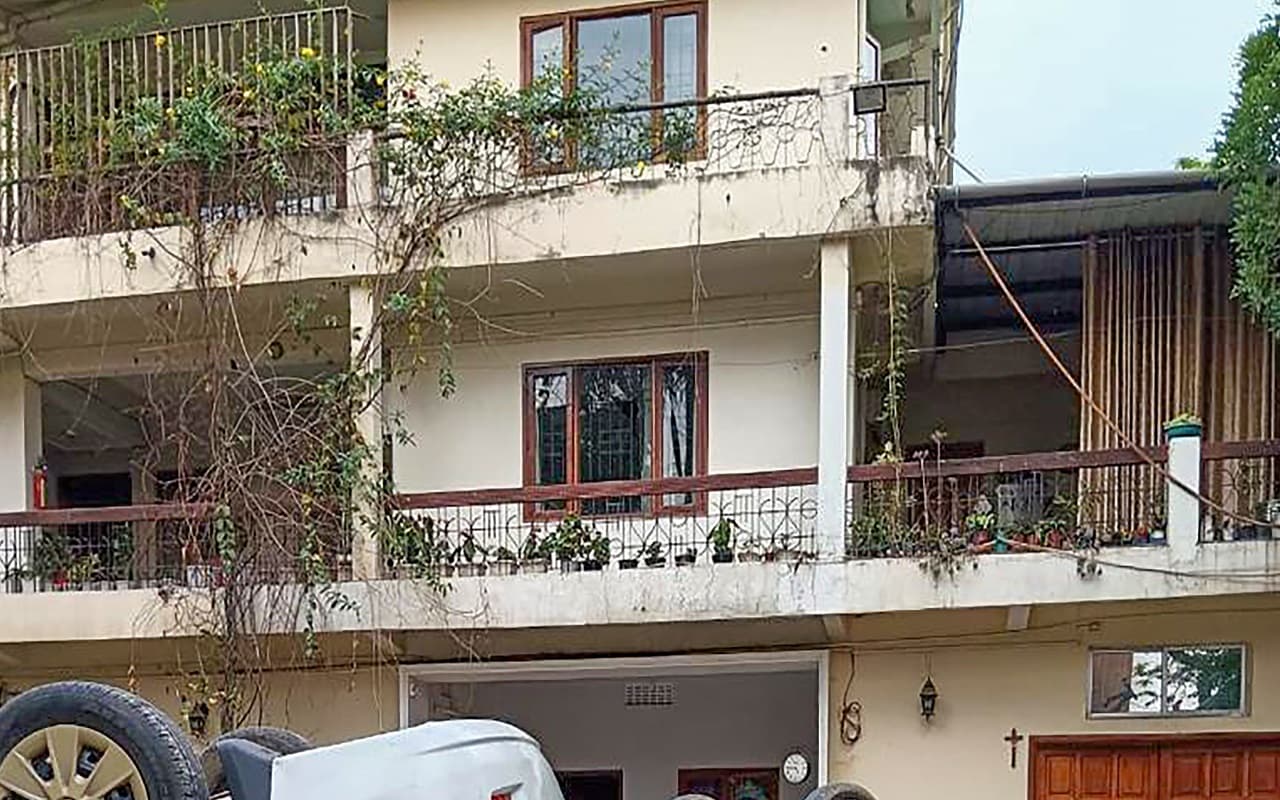 Manipur Violence: इंफाल में केंद्रीय मंत्री के घर पर दूसरी बार हमला, देखें तस्वीरें