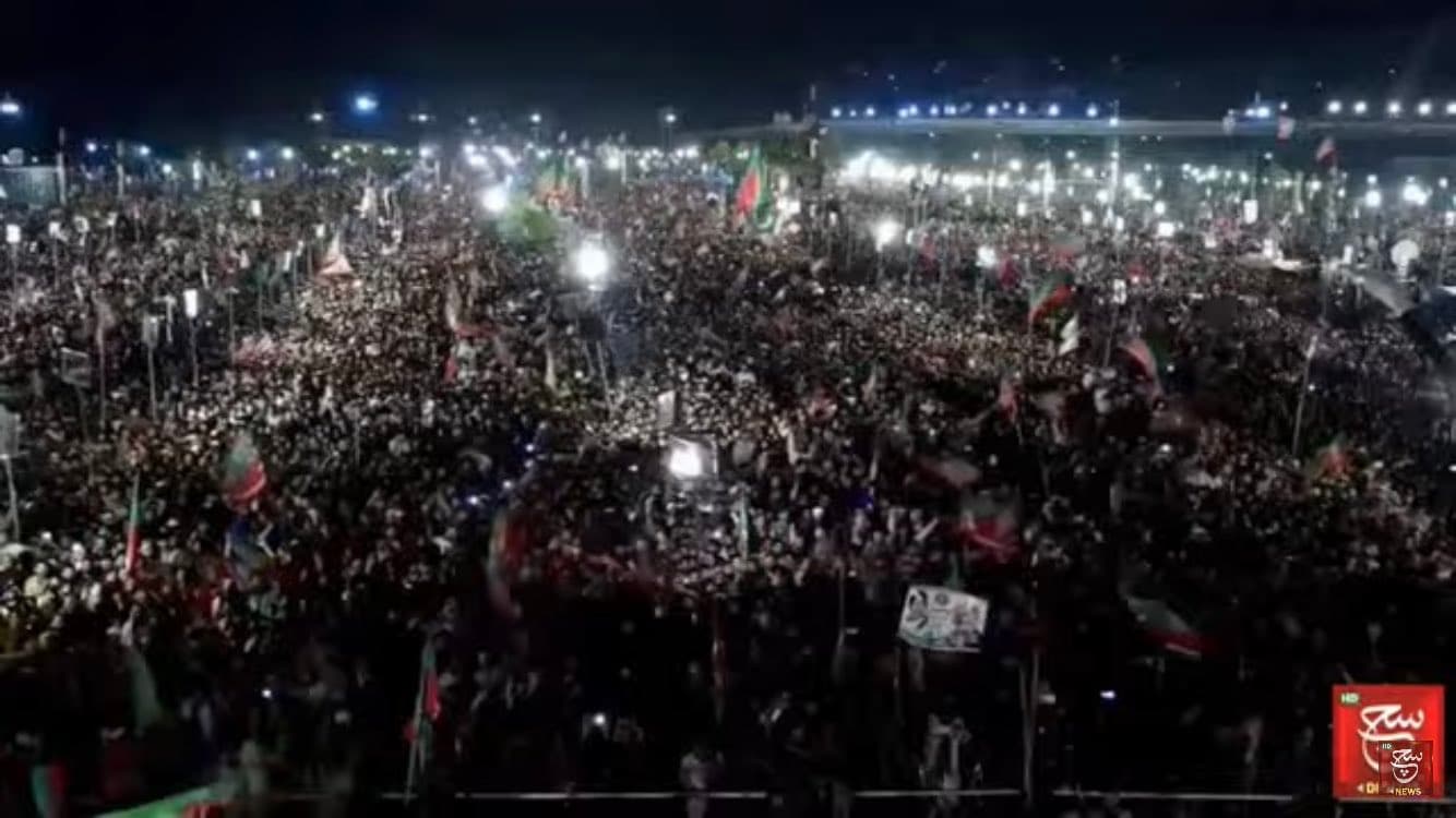 आतंकी हमले की चेतावनी से भी नहीं रुकी रैली, कंटेनर और बैरिकेड्स को तोड़ उमड़ा जनसैलाब, इमरान ने भरी हुंकार